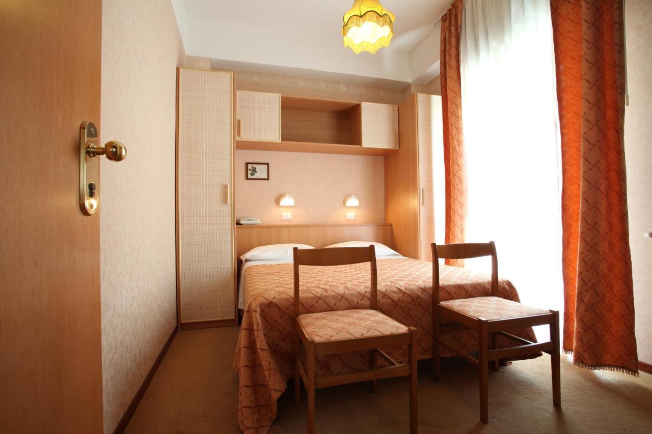 Hotel Rondinella E Viola リミニ エクステリア 写真