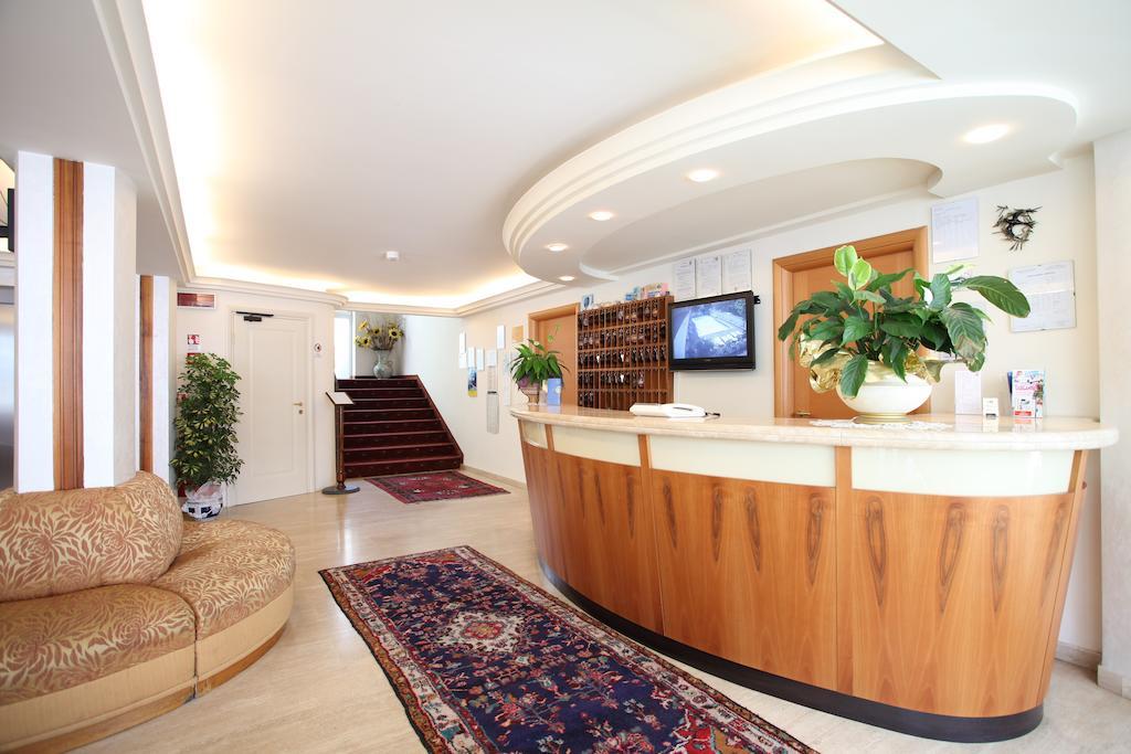 Hotel Rondinella E Viola リミニ エクステリア 写真